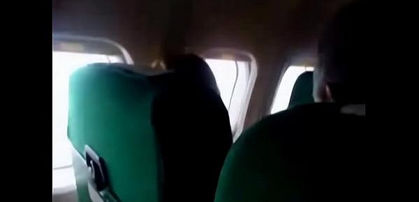  Mi mujer se masturba en el avion